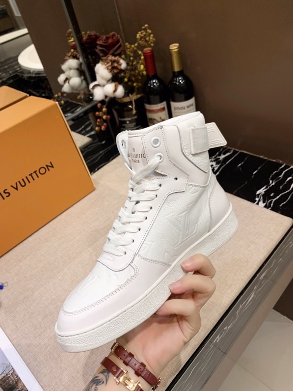 LV $100 gallery