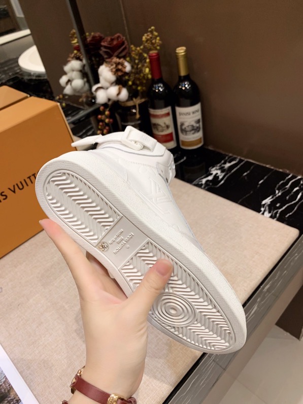 LV $100 gallery