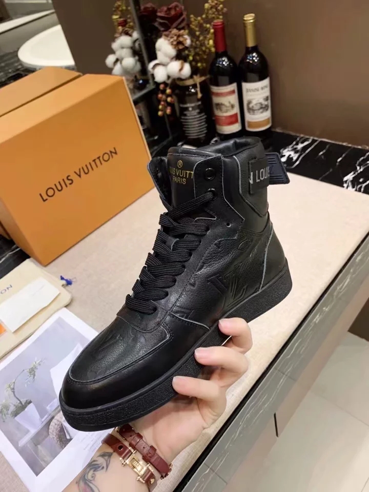 LV $100 gallery