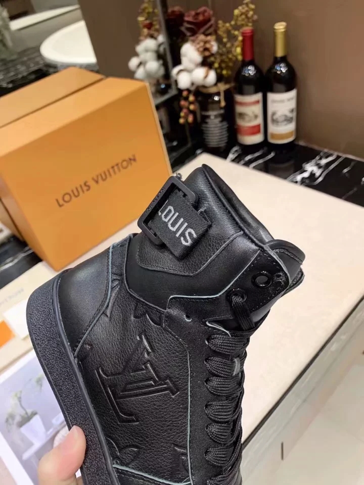 LV $100 gallery