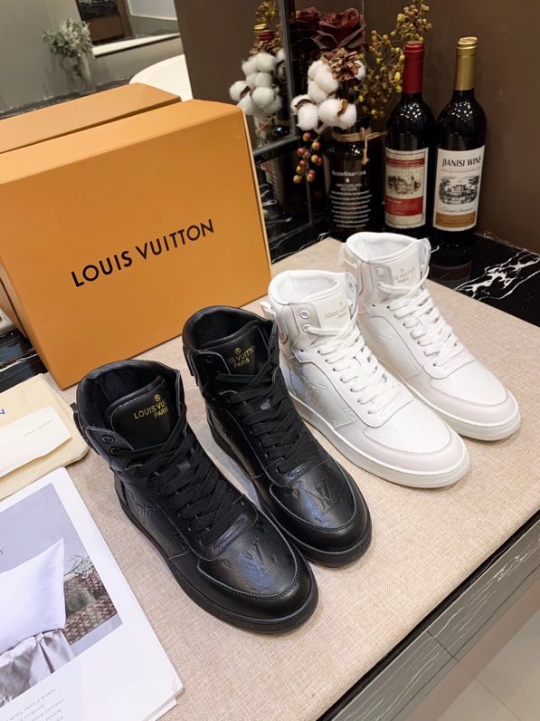 LV $100 gallery