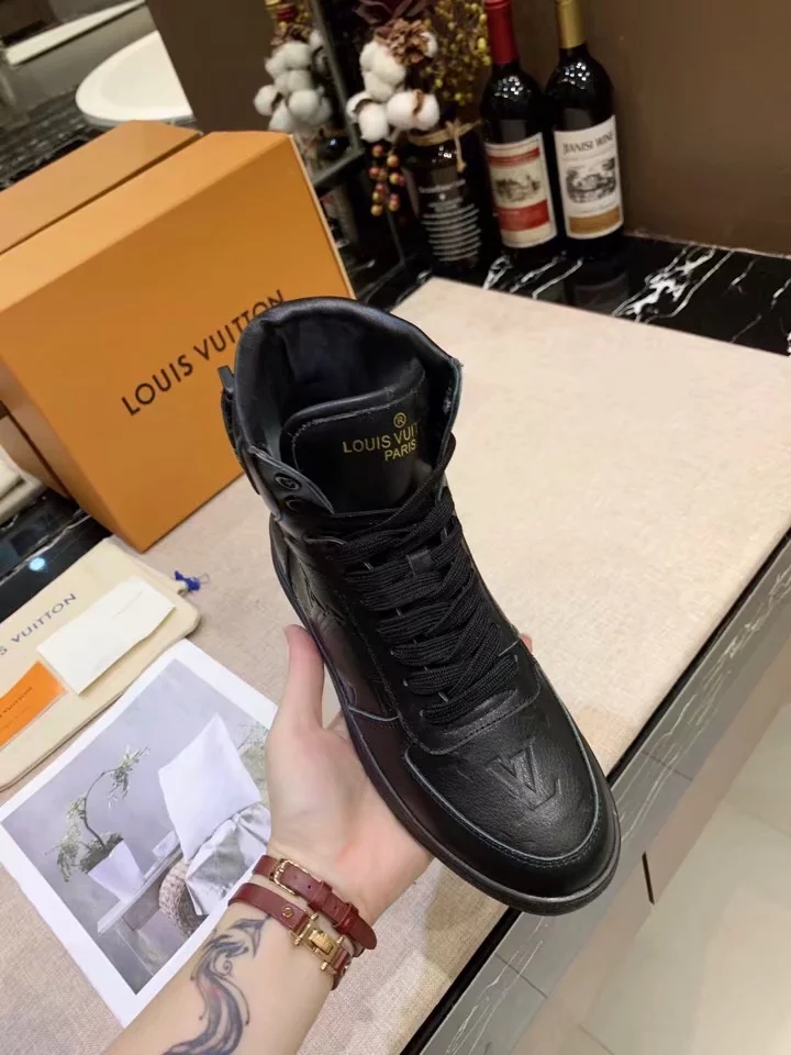 LV $100 gallery