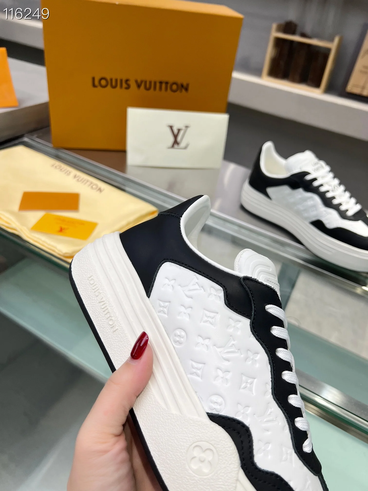 LV $101 gallery