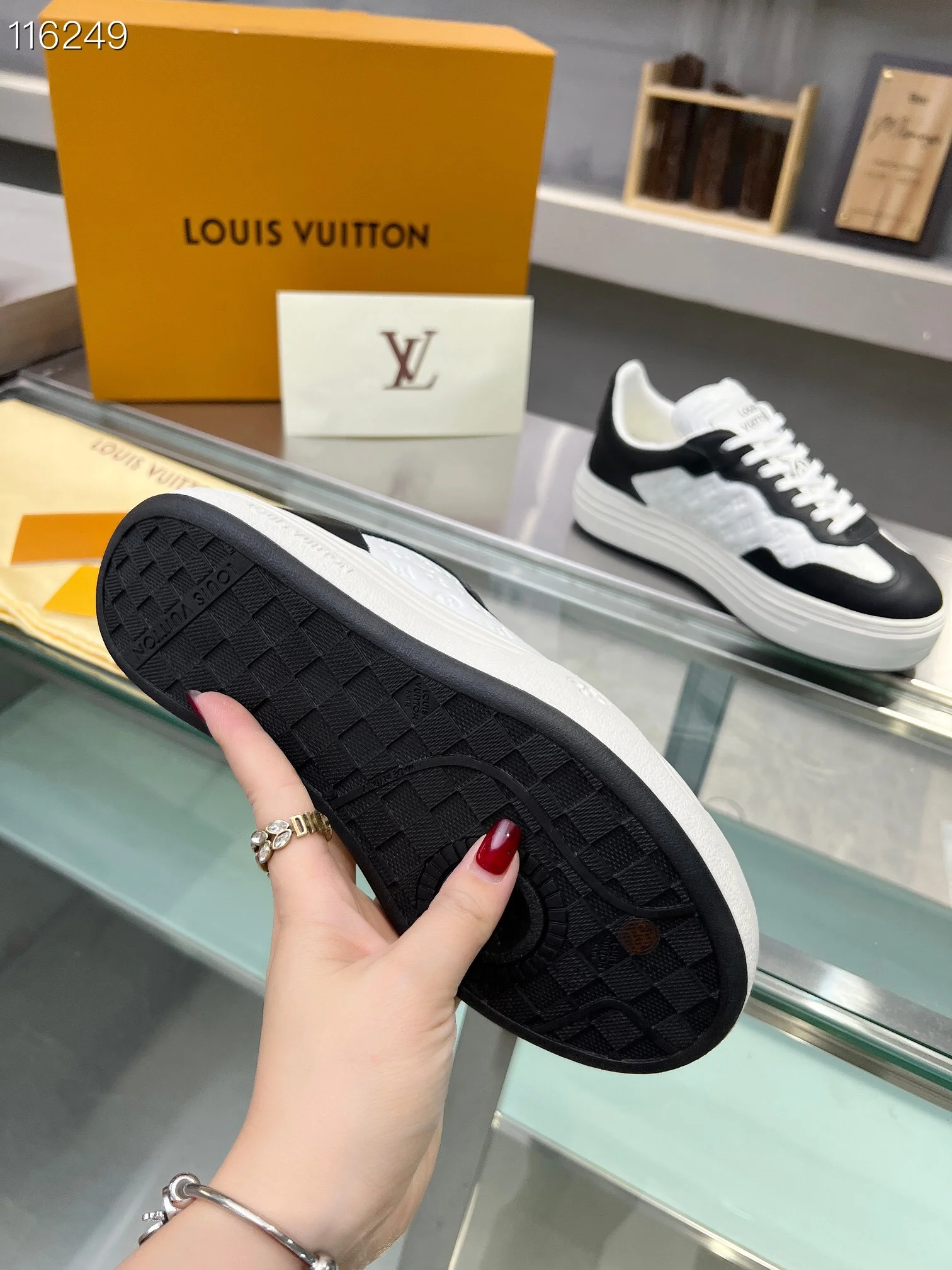 LV $101 gallery