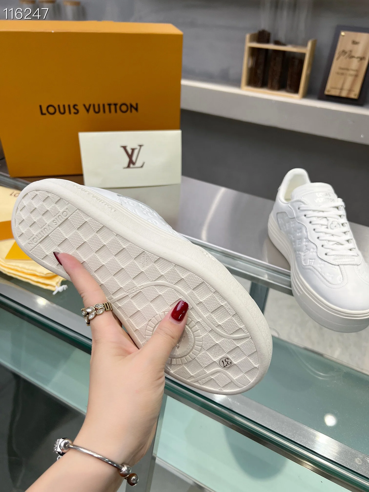 LV $101 gallery