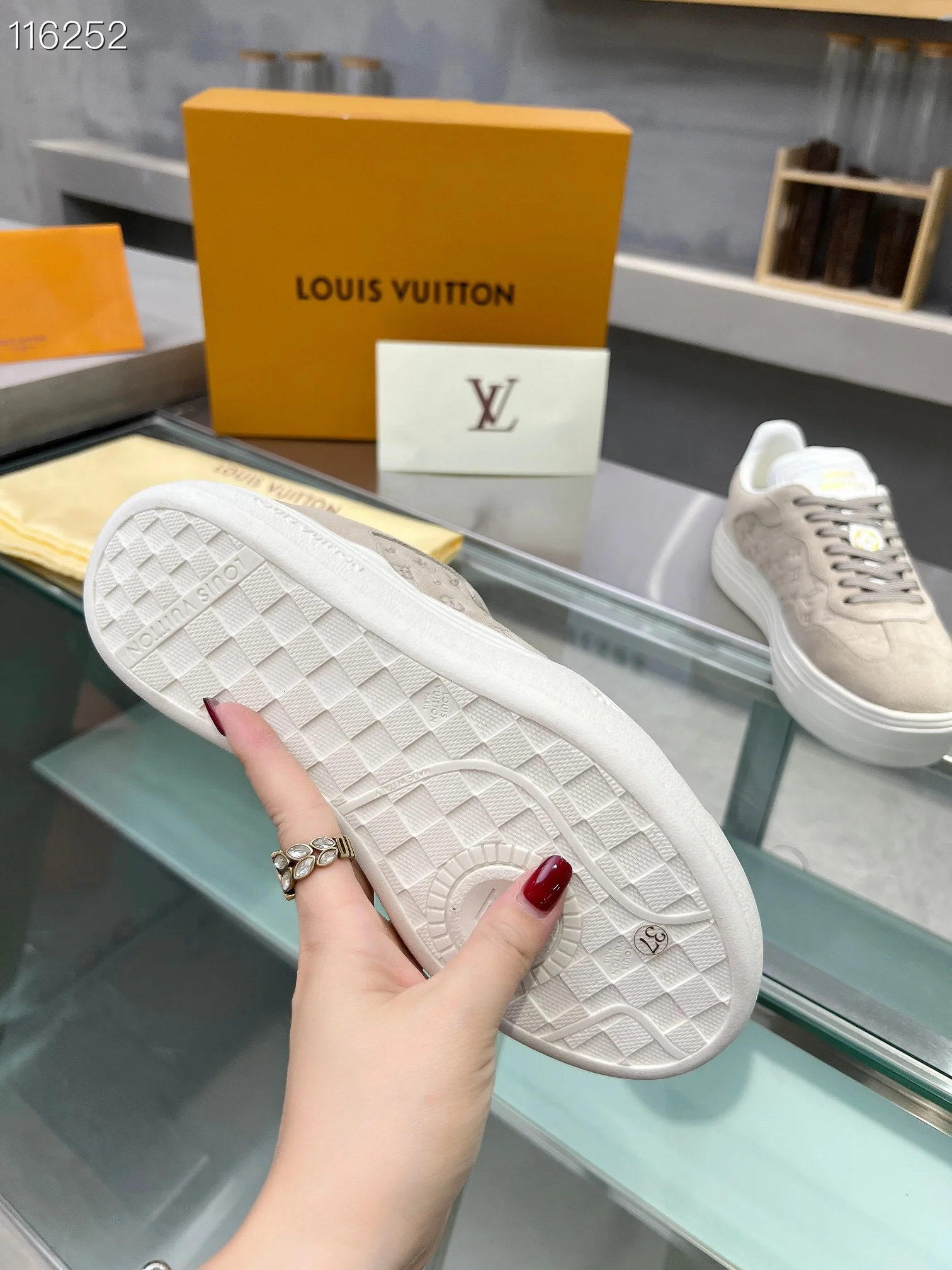 LV $101 gallery