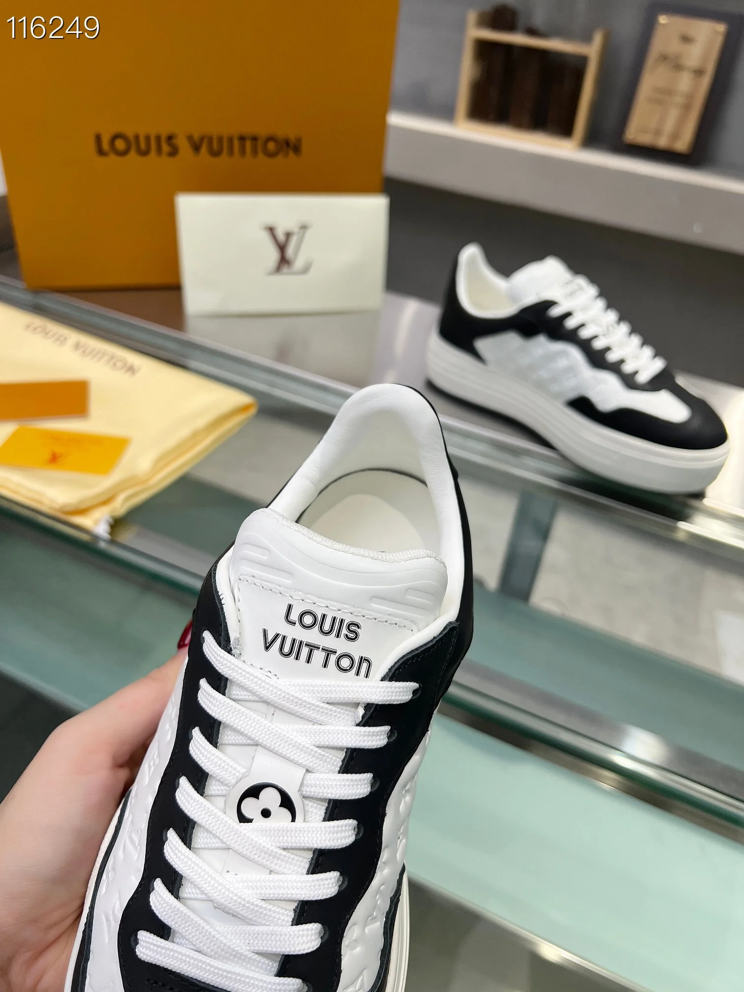 LV $101 gallery