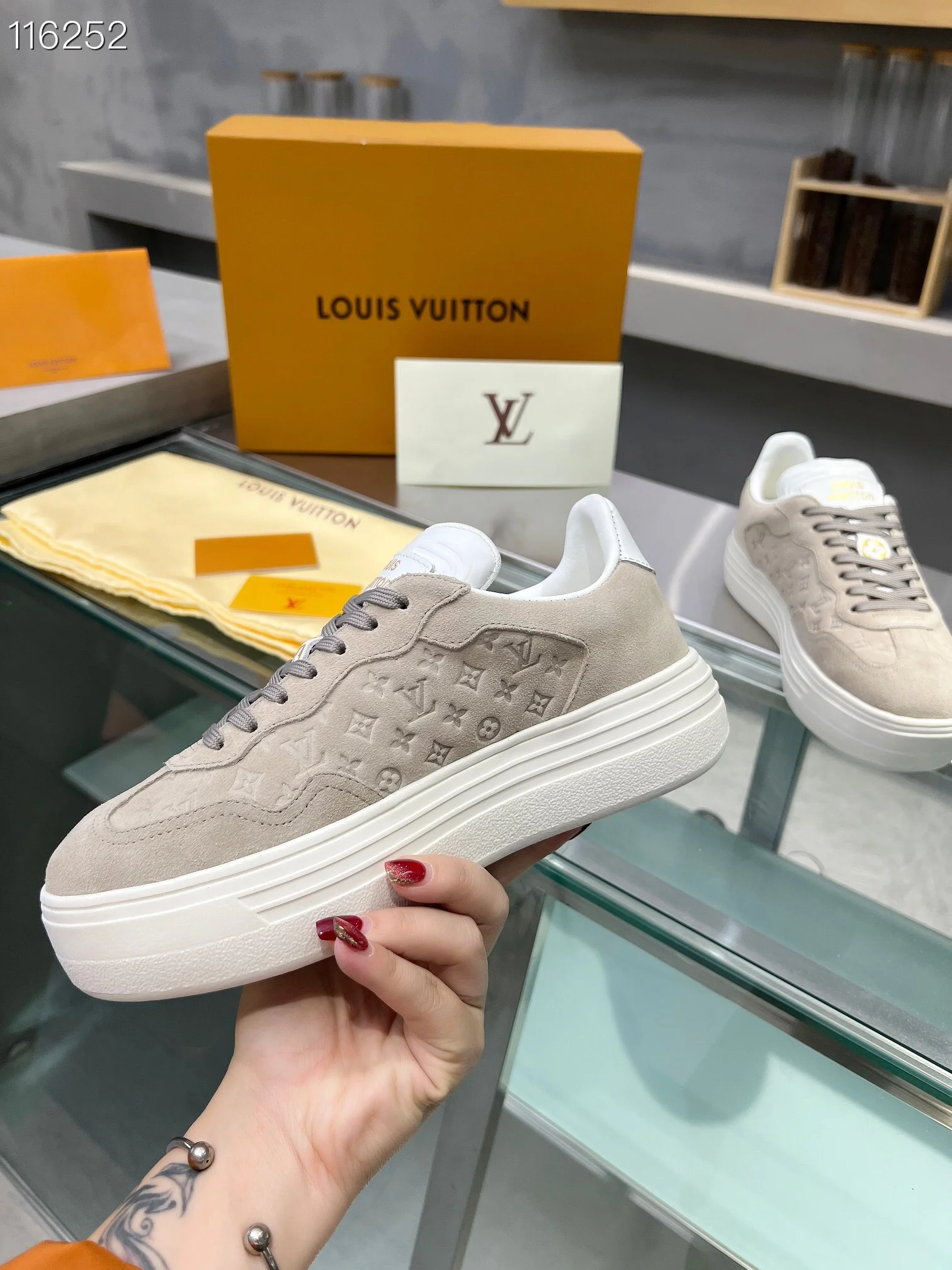 LV $101 gallery