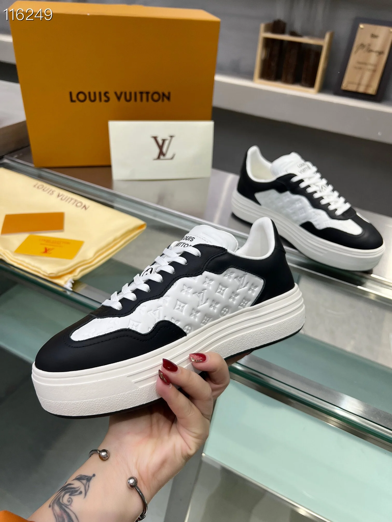 LV $101 gallery