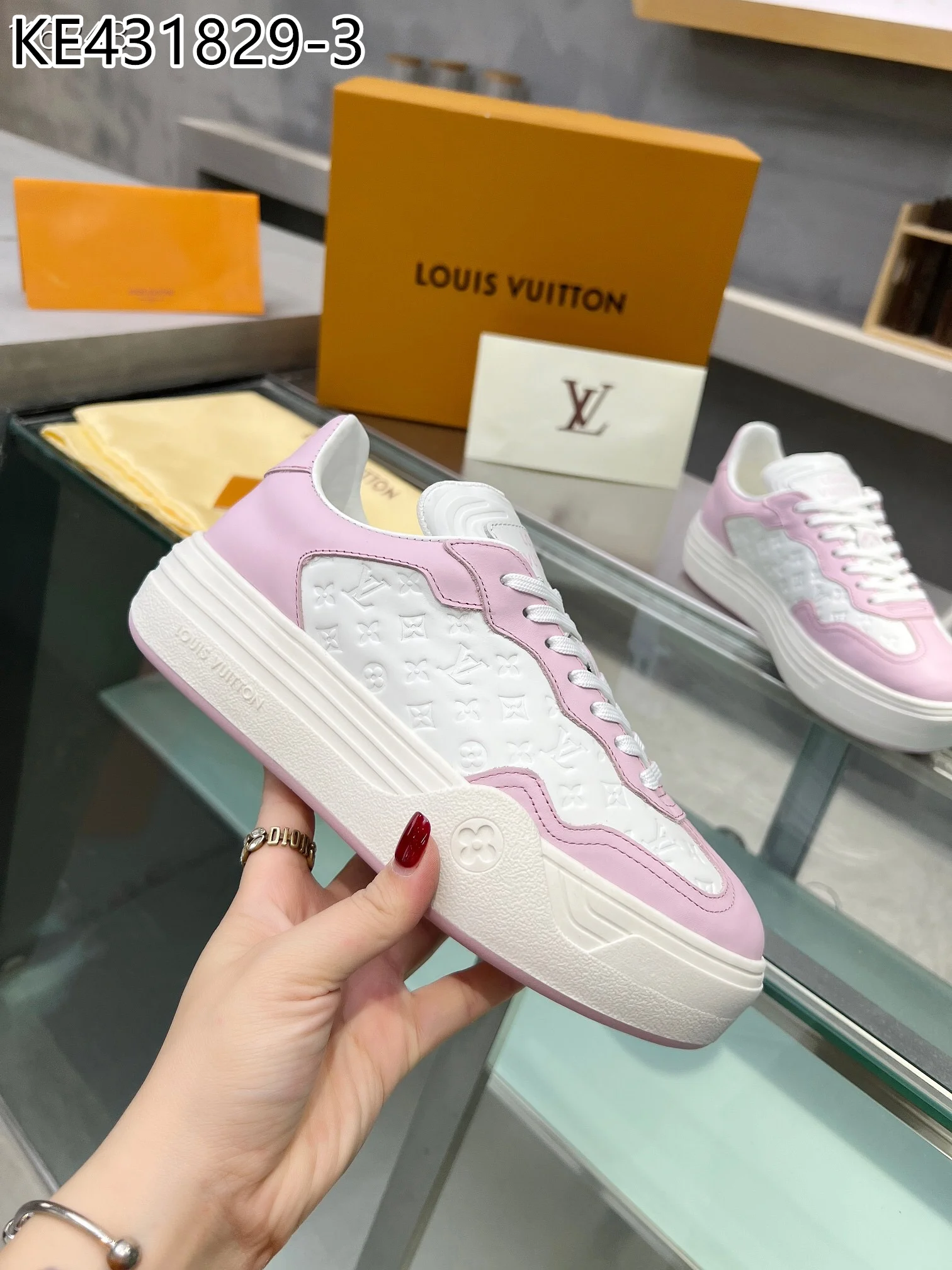 LV $101 gallery