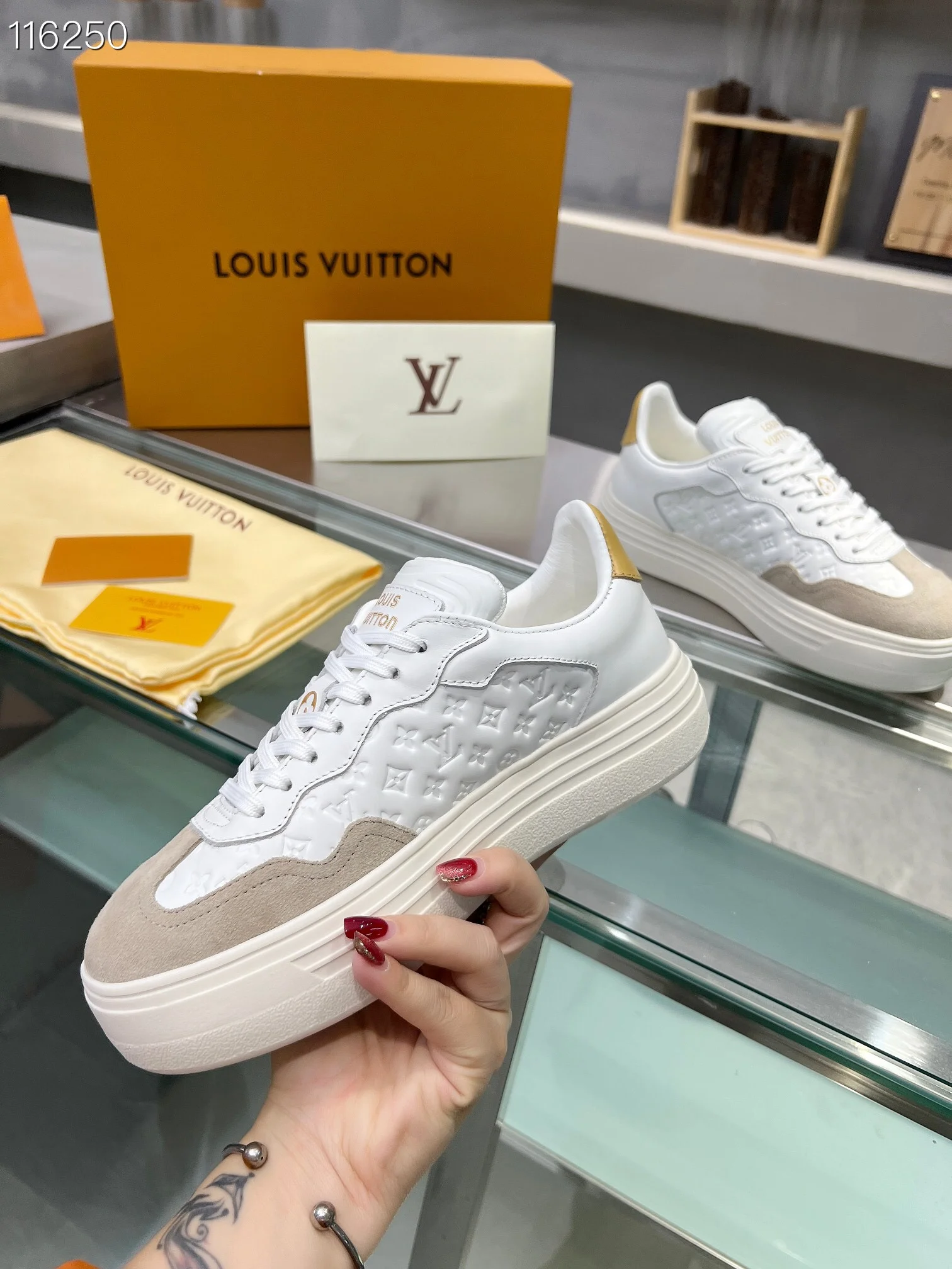 LV $101 gallery