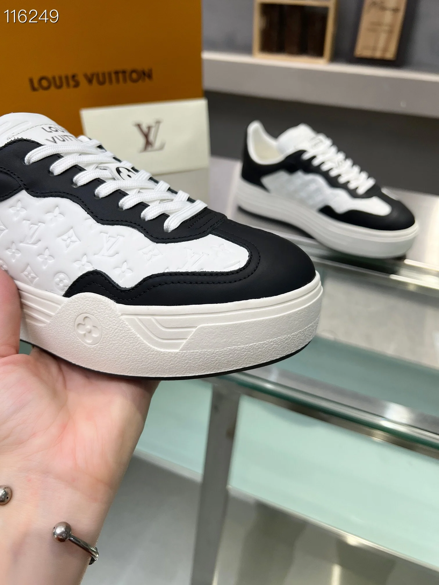 LV $101 gallery