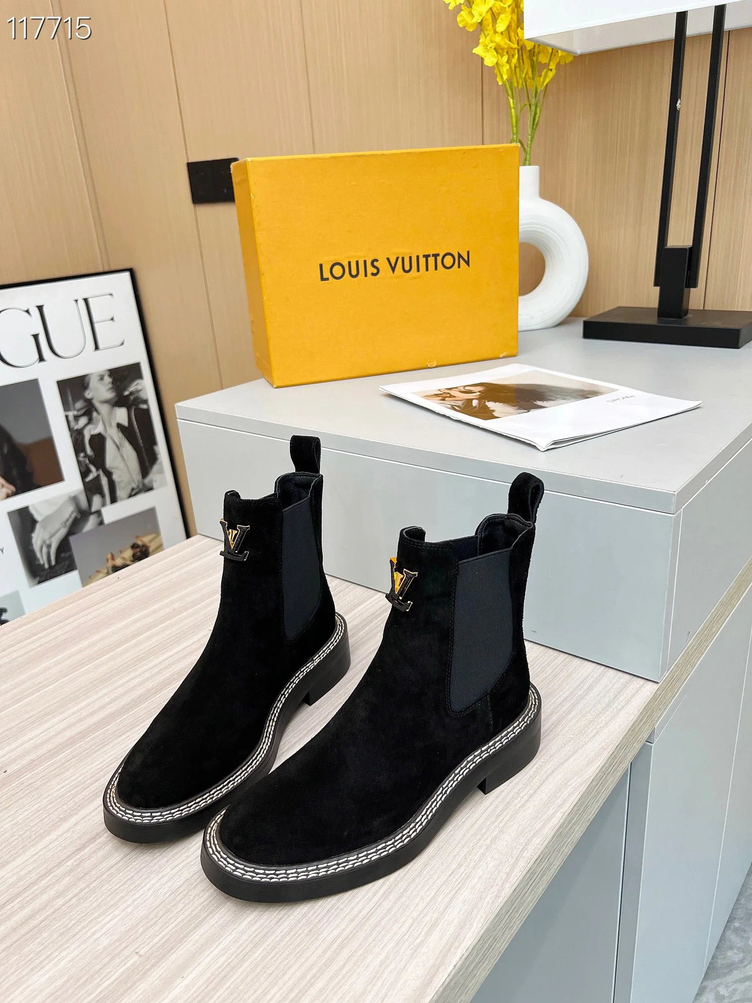 LV $112 gallery