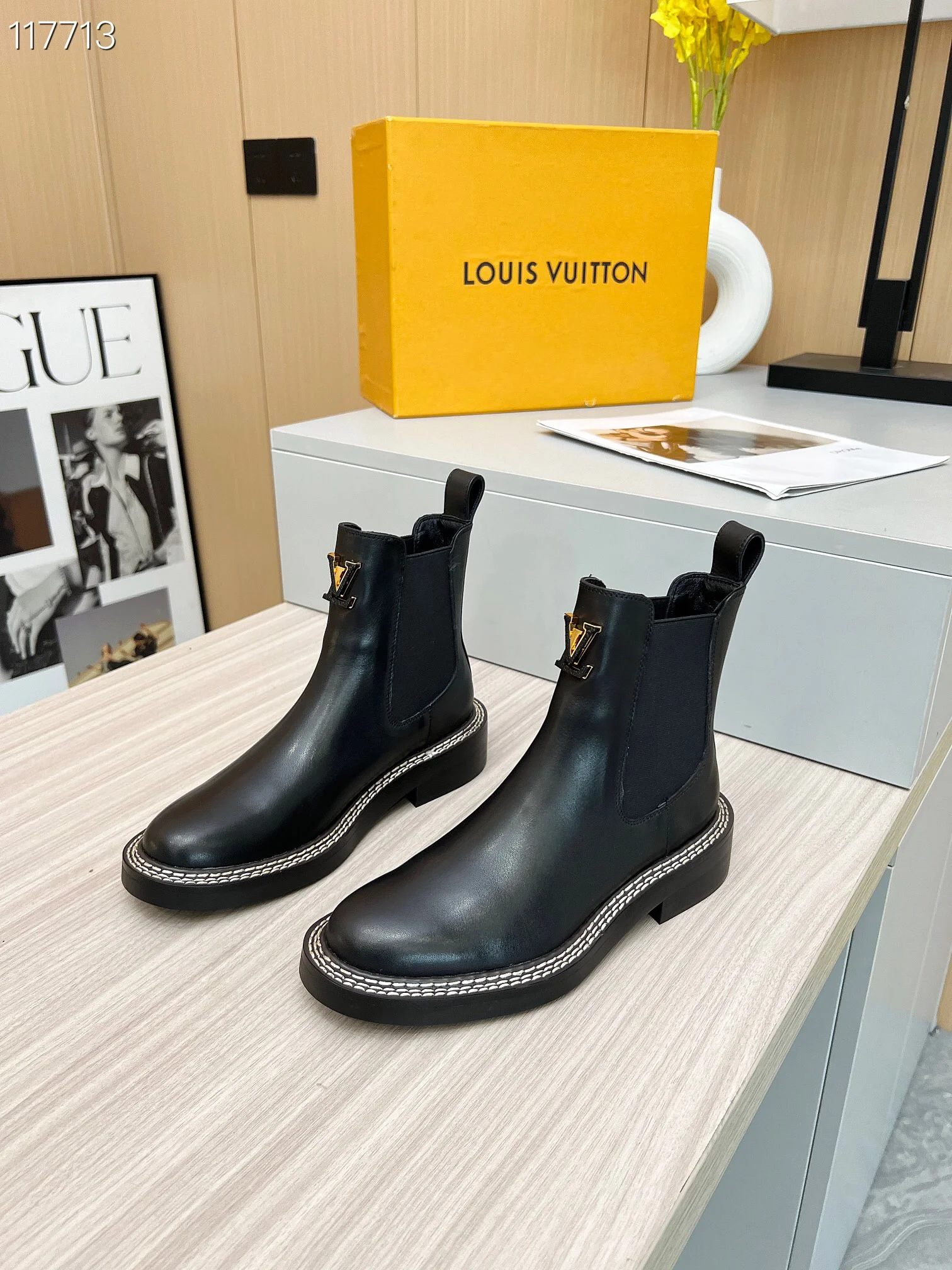 LV $112 gallery