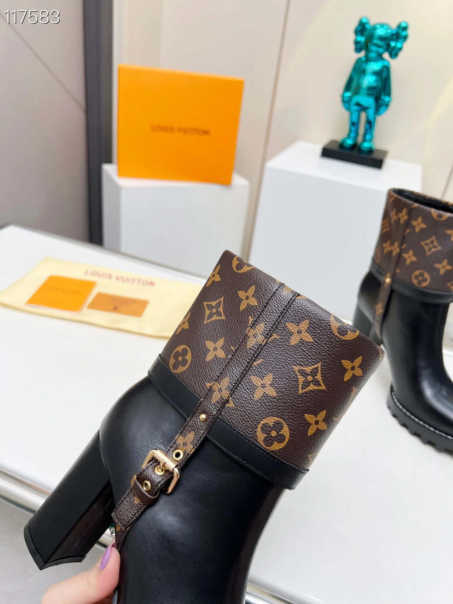 LV $123 gallery