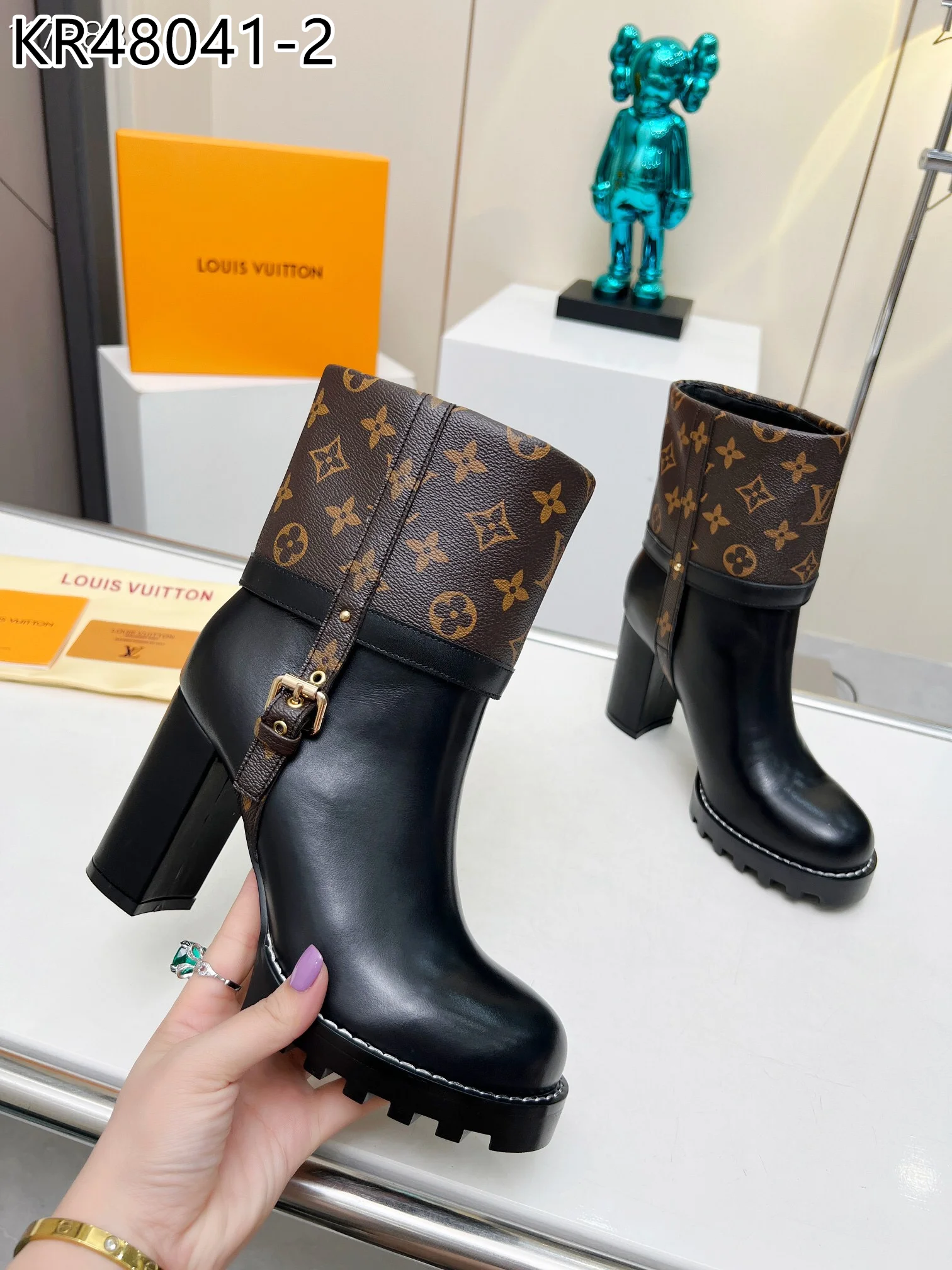 LV $123 gallery