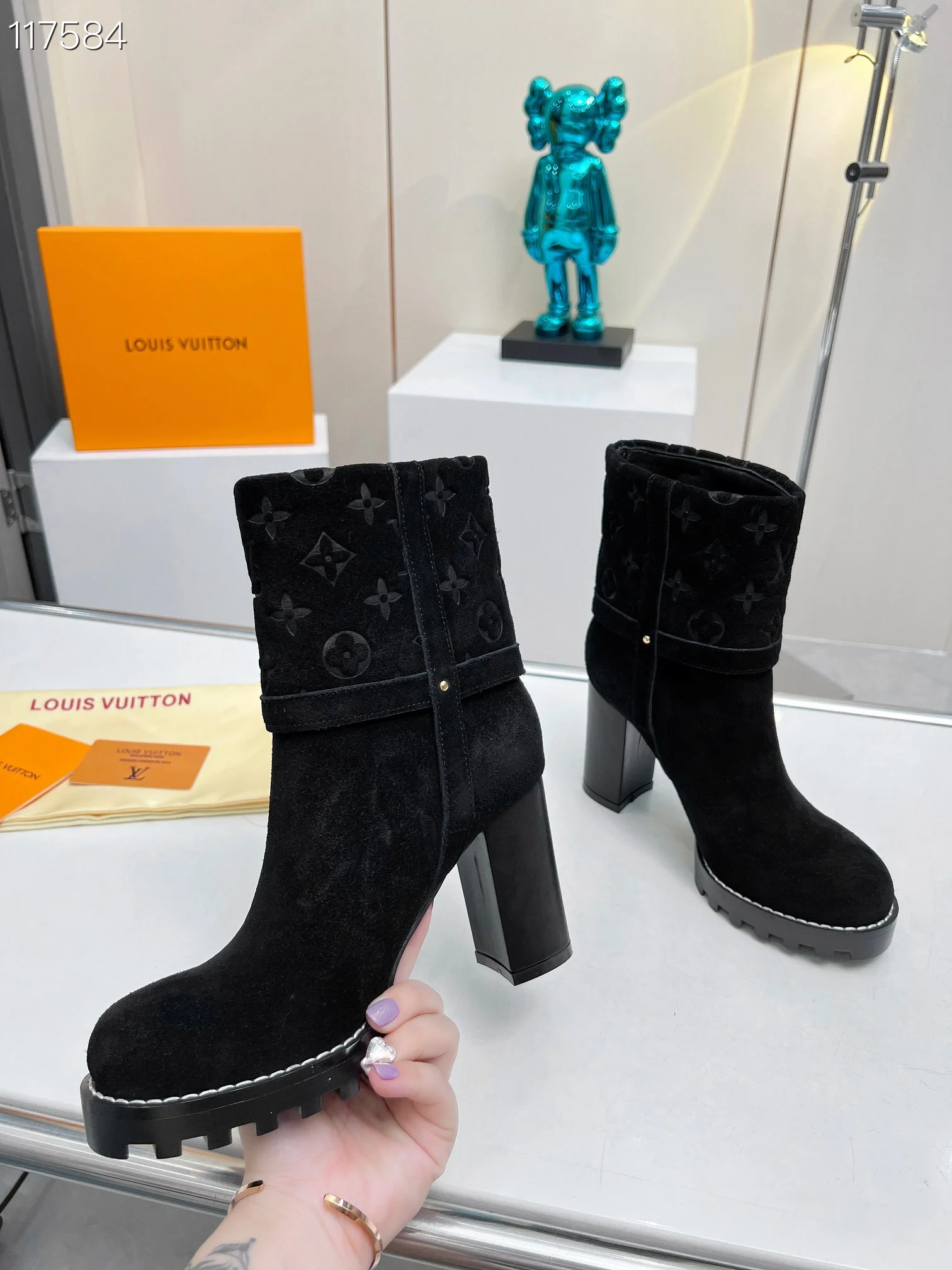 LV $123 gallery