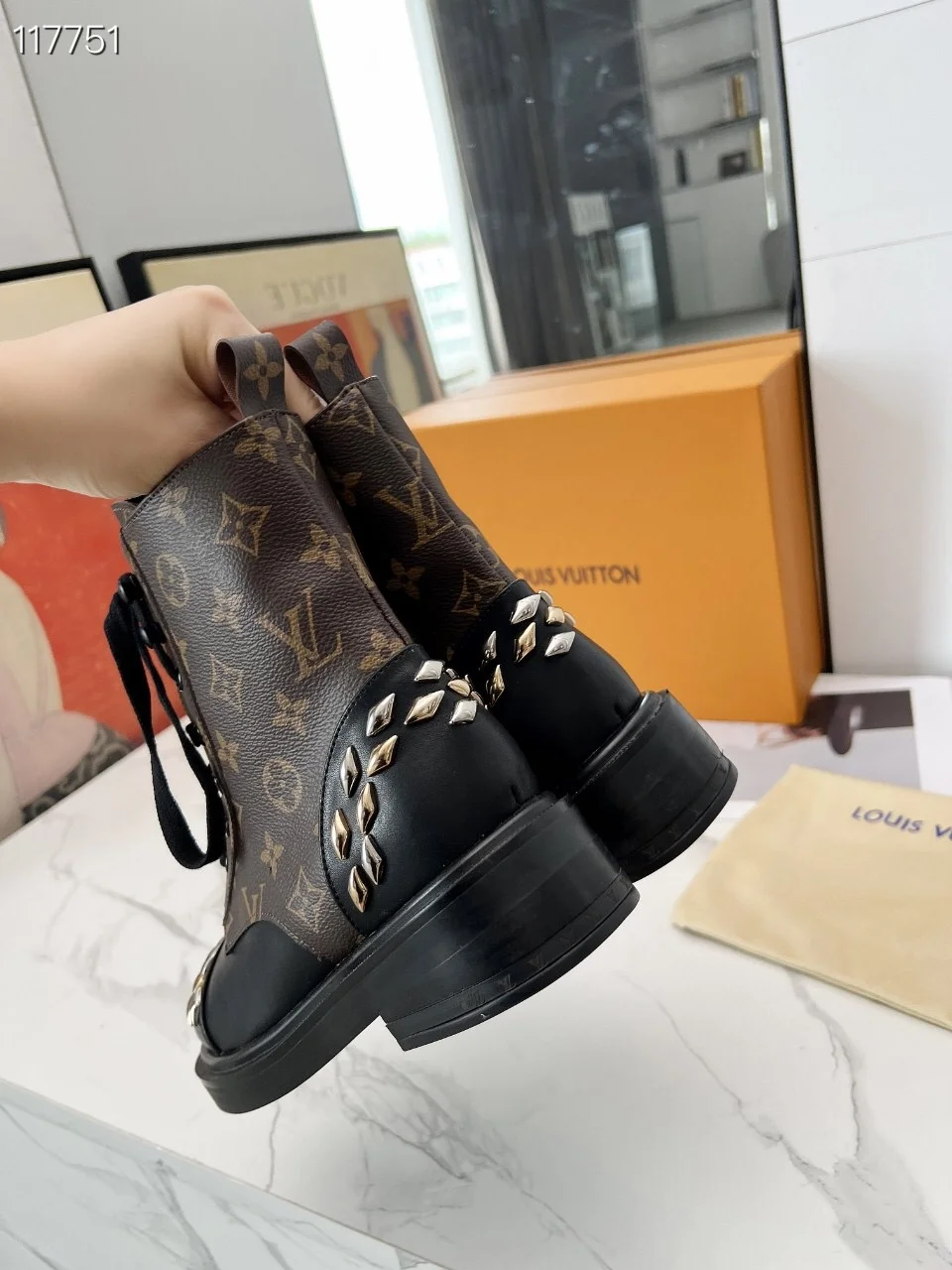 LV $128 gallery