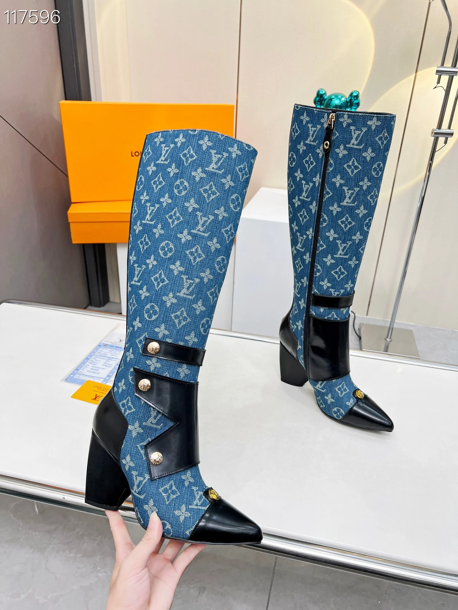 LV $150 gallery