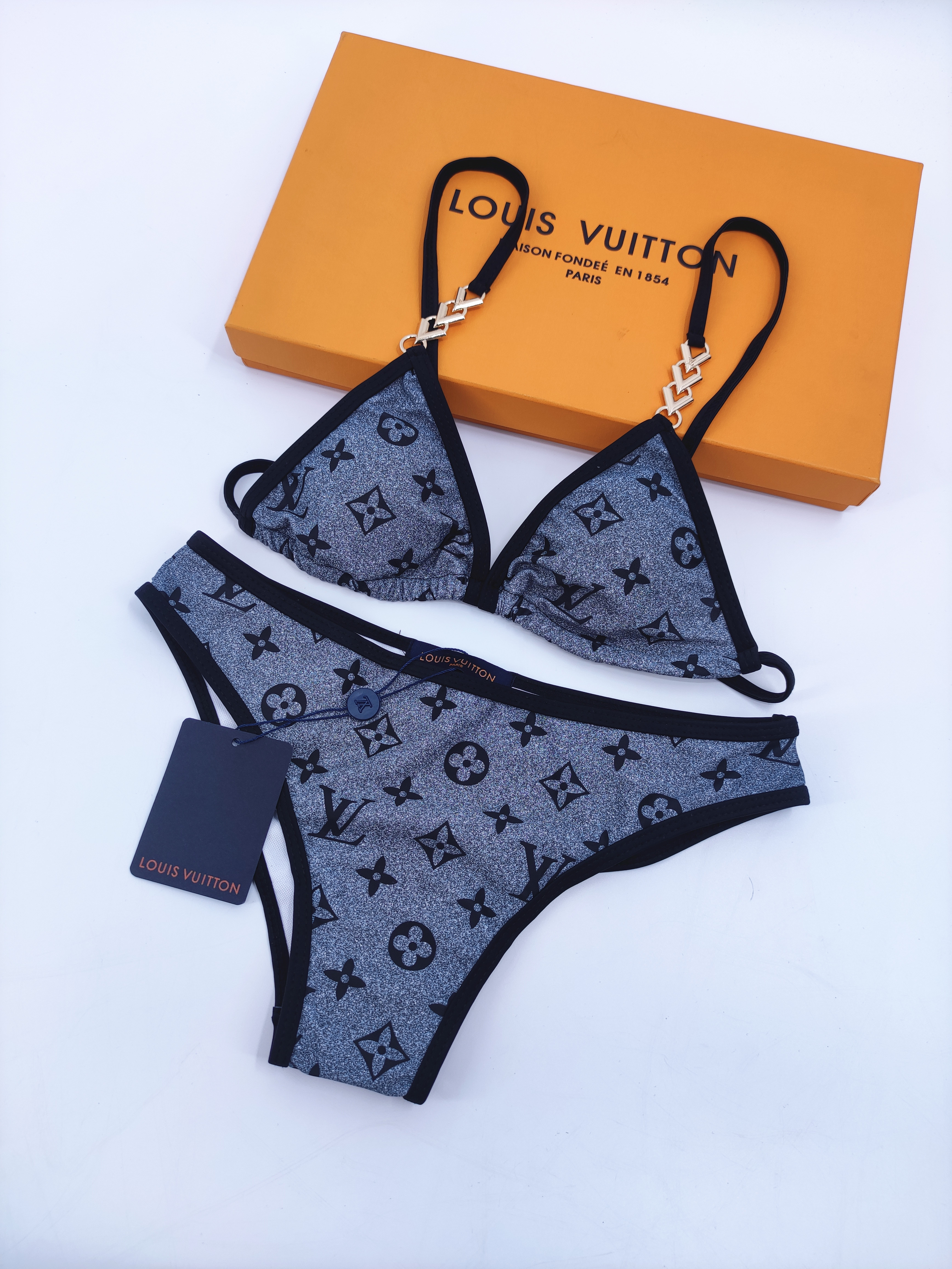 LV $18 gallery