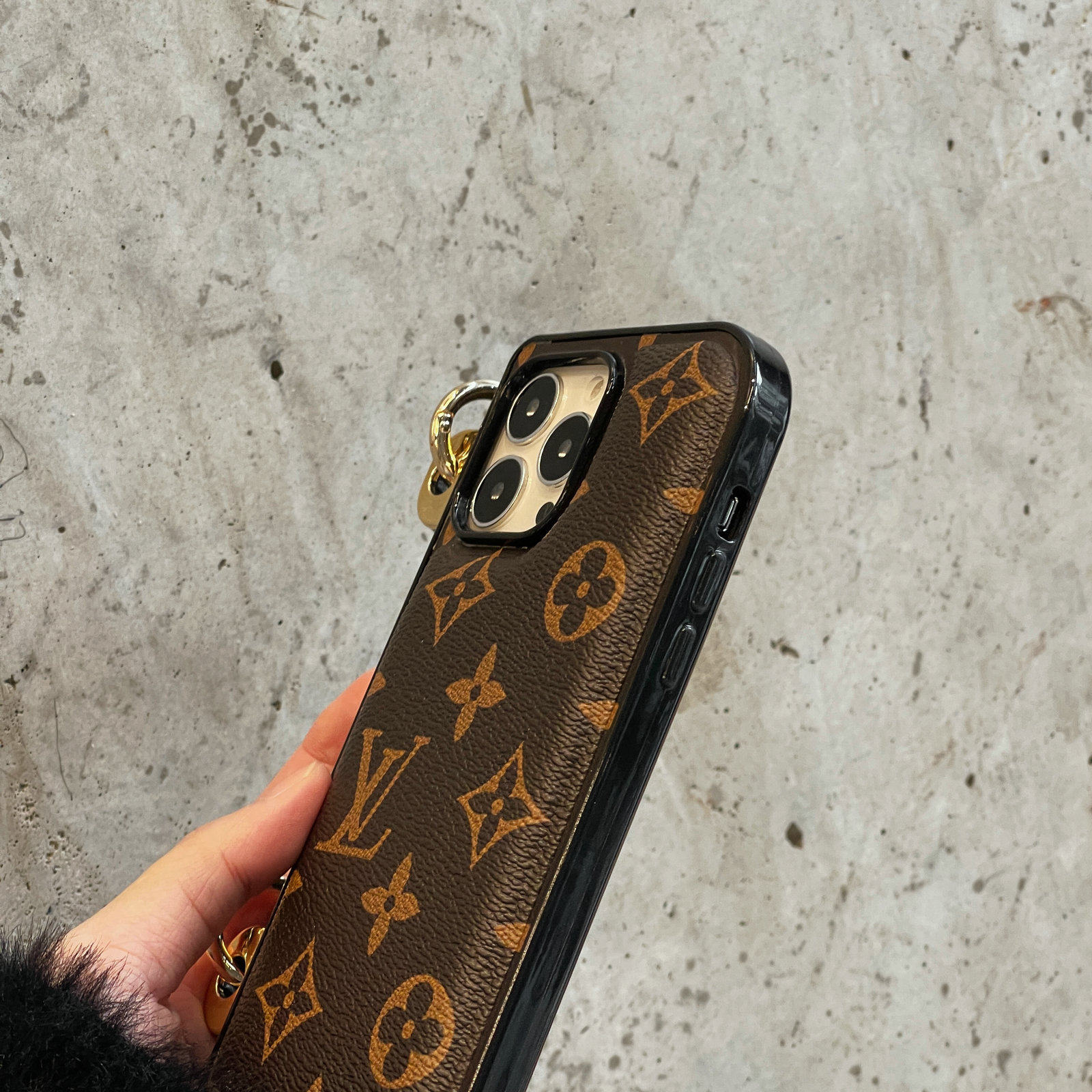 LV $18 gallery