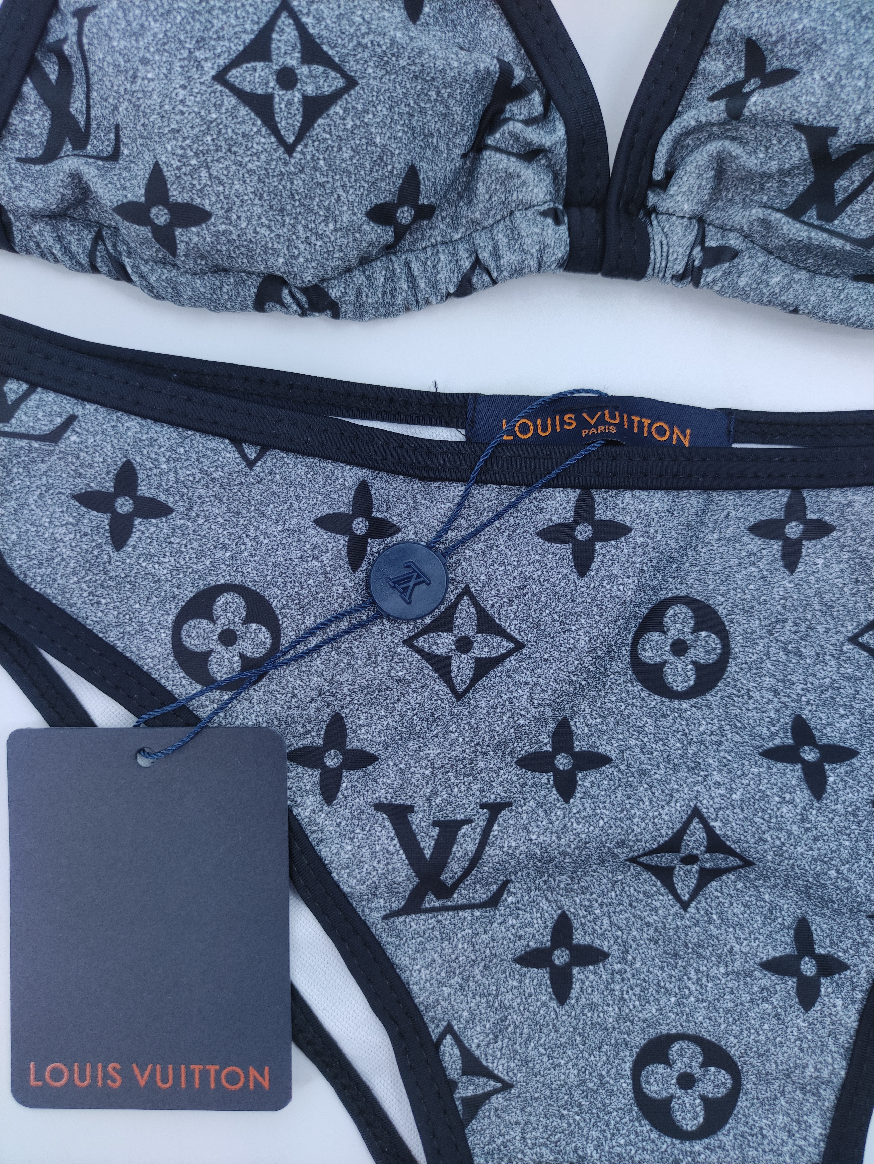 LV $18 gallery