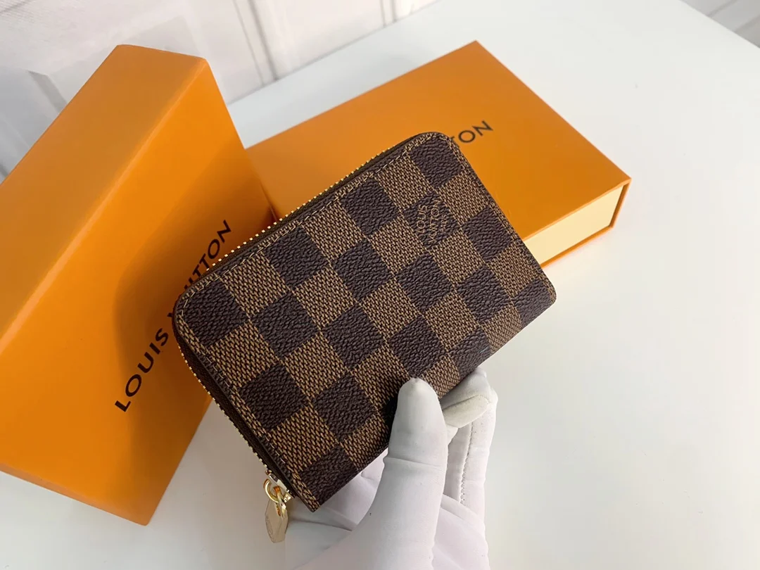 LV $18 gallery