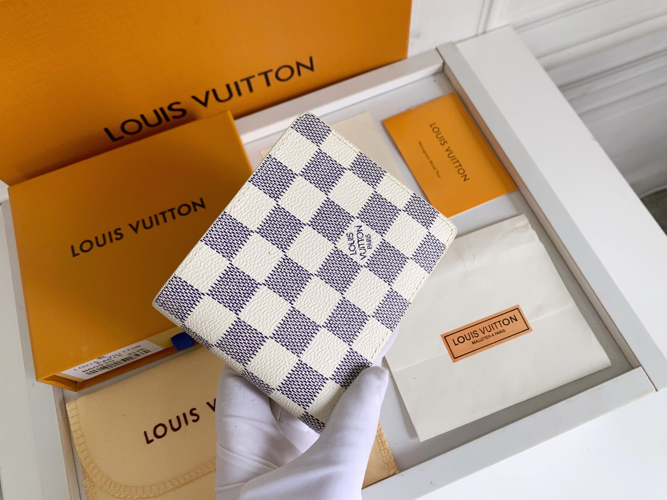 LV $20 gallery