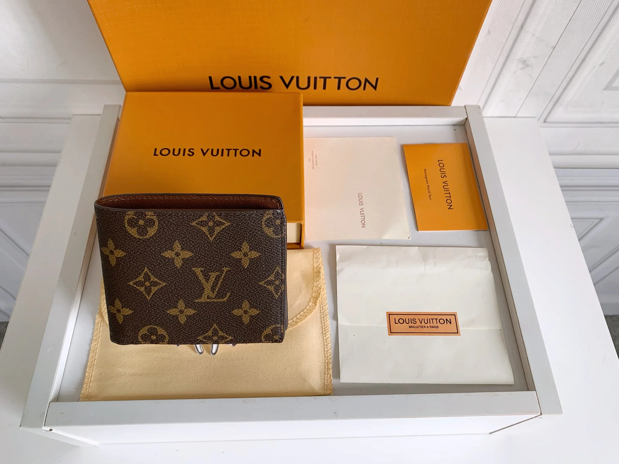 LV $20 gallery