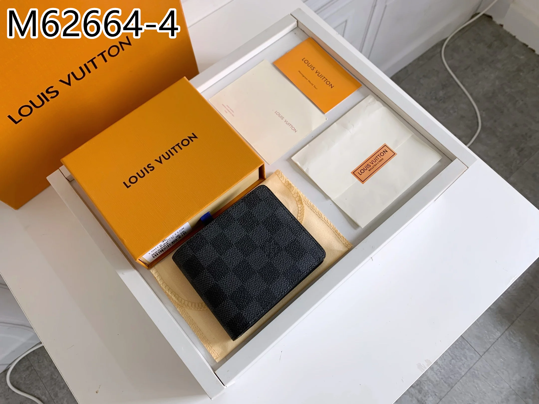 LV $20 gallery