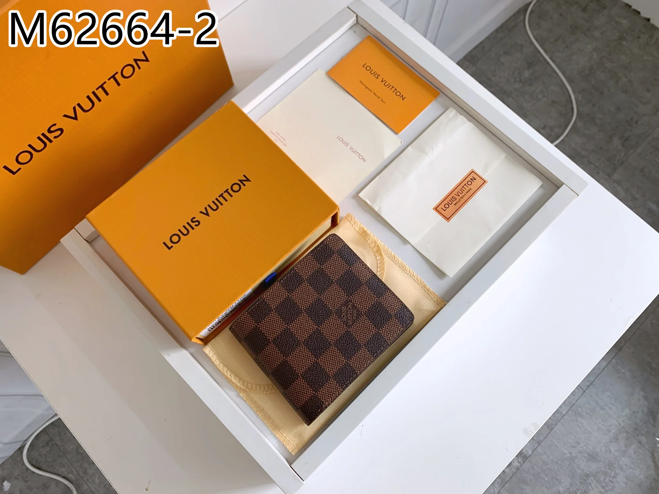 LV $20 gallery