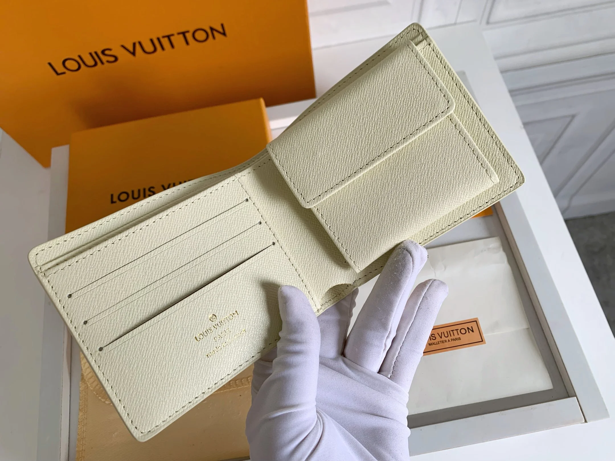 LV $20 gallery