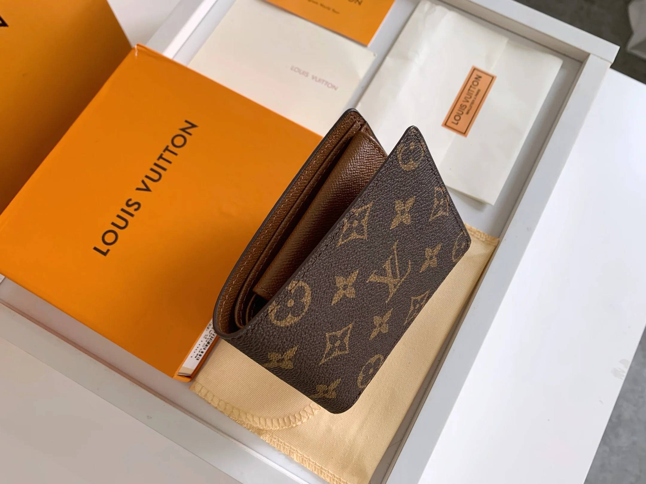 LV $20 gallery