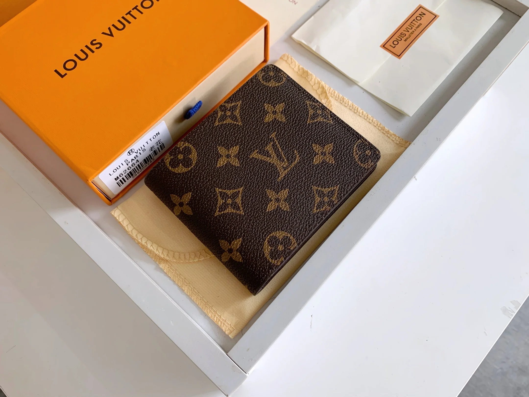 LV $20 gallery