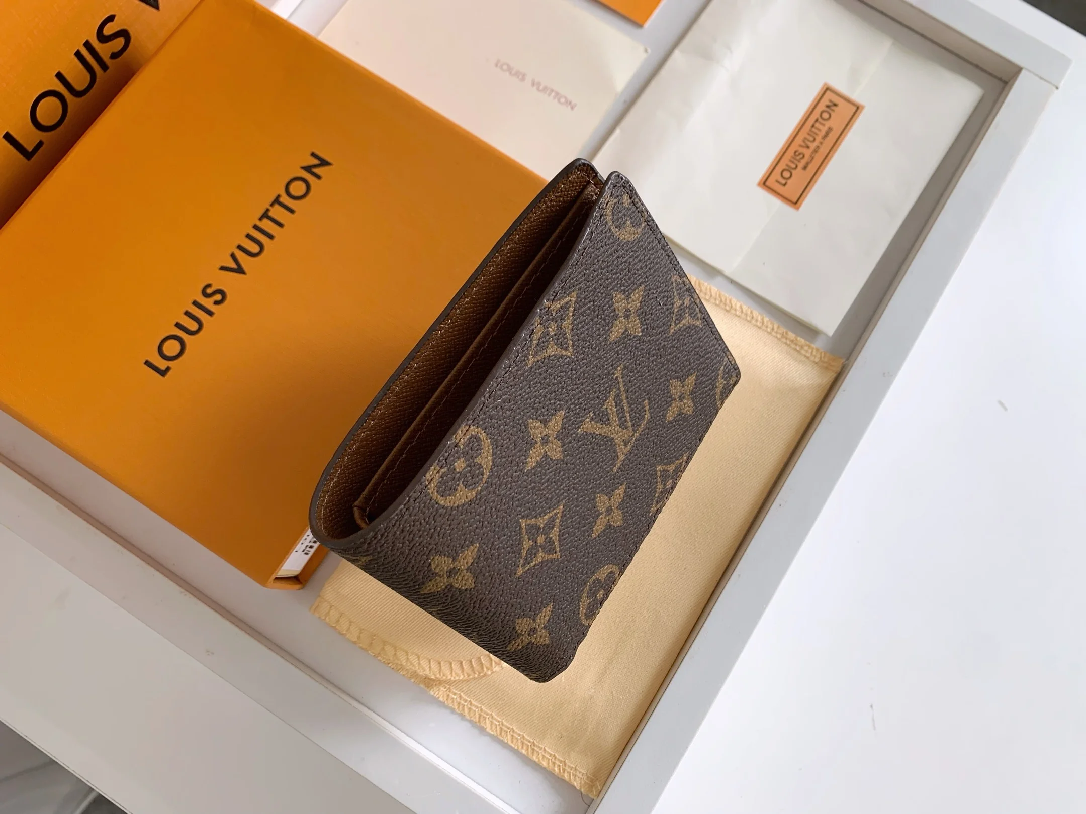 LV $20 gallery