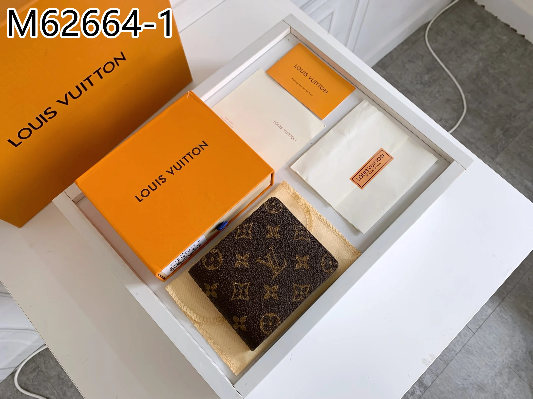 LV $20 gallery