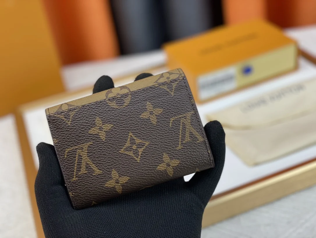 LV $20 gallery