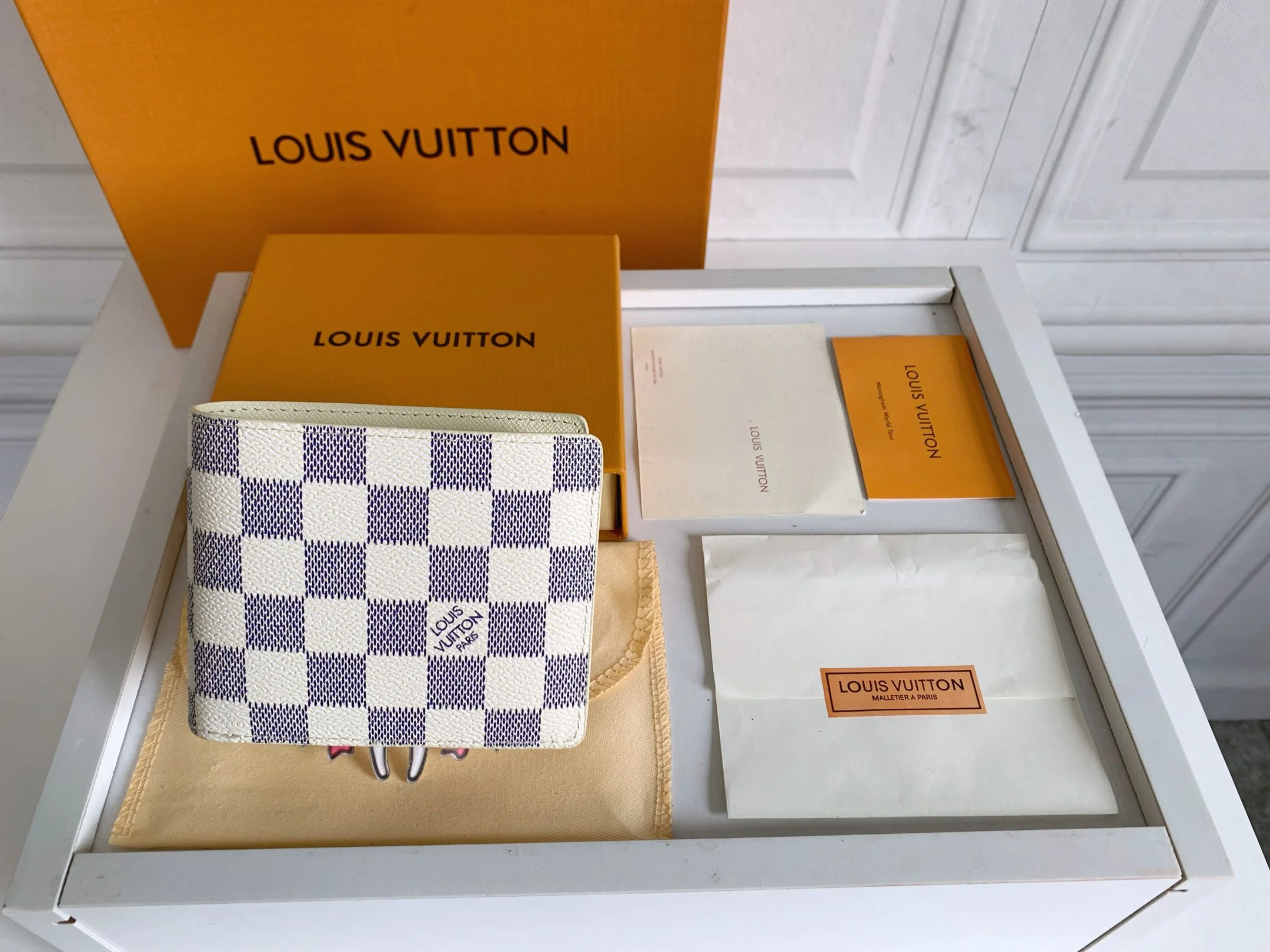 LV $20 gallery