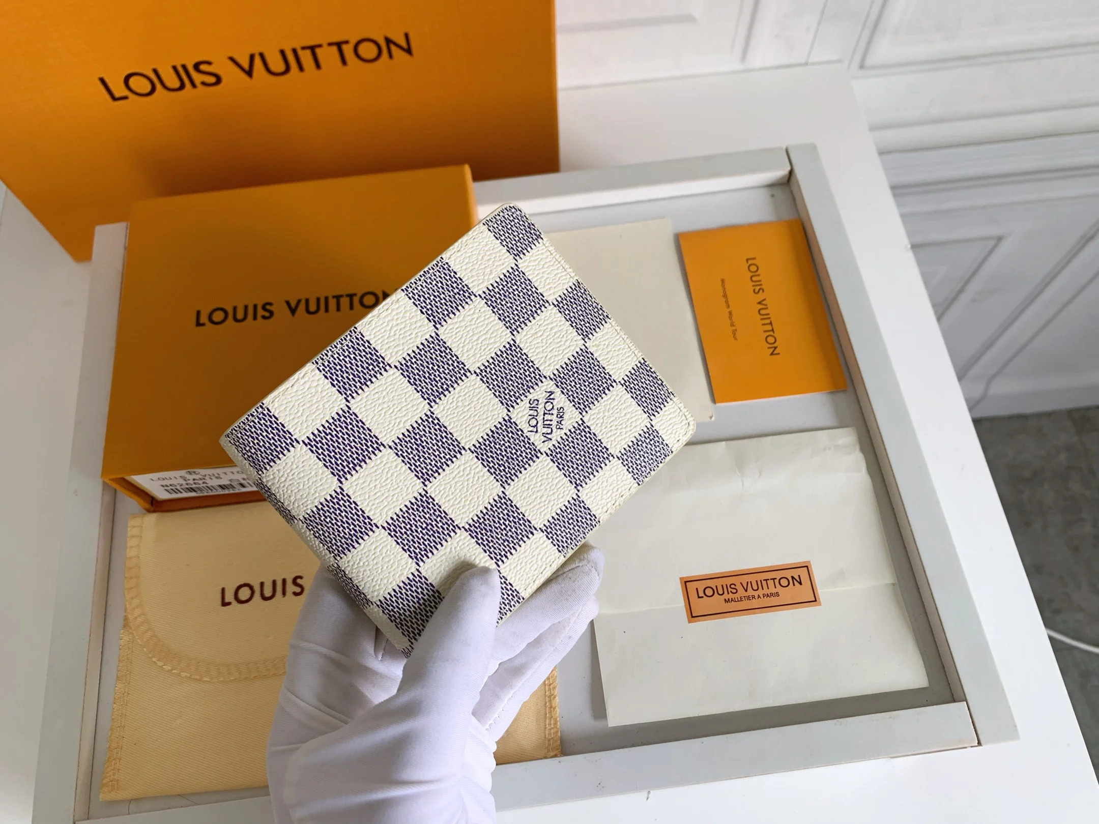 LV $20 gallery