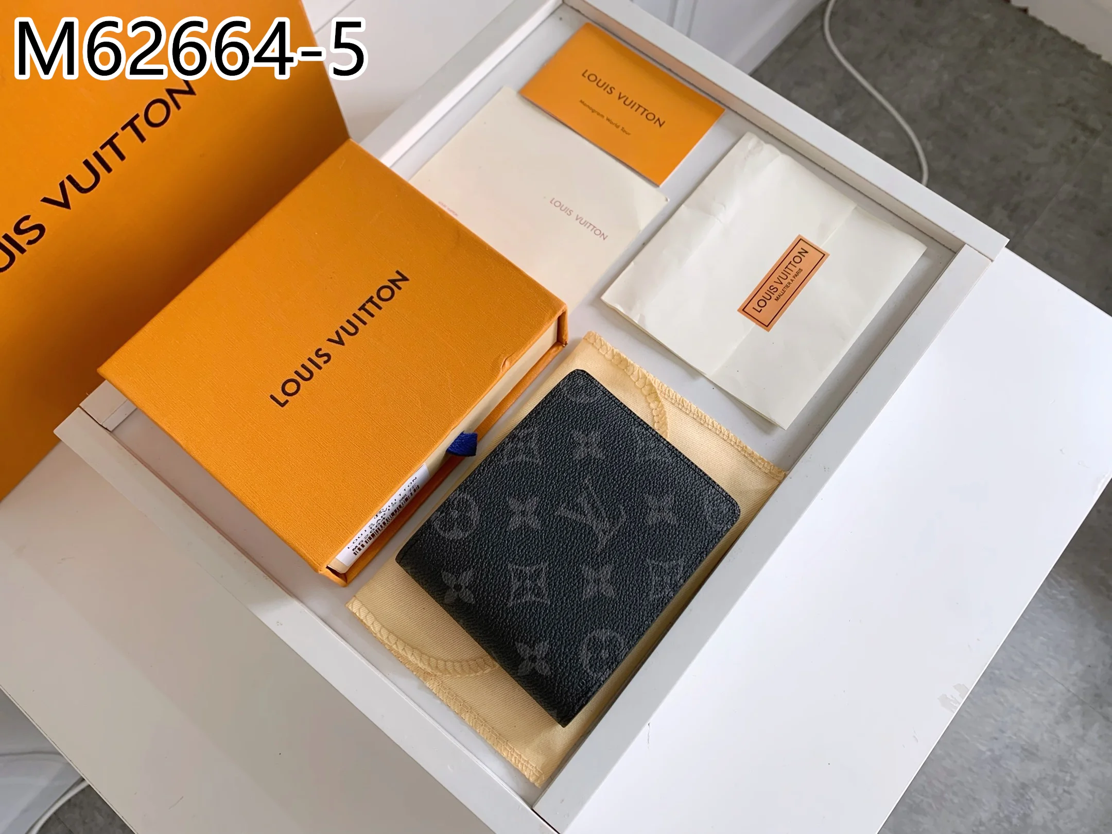 LV $20 gallery