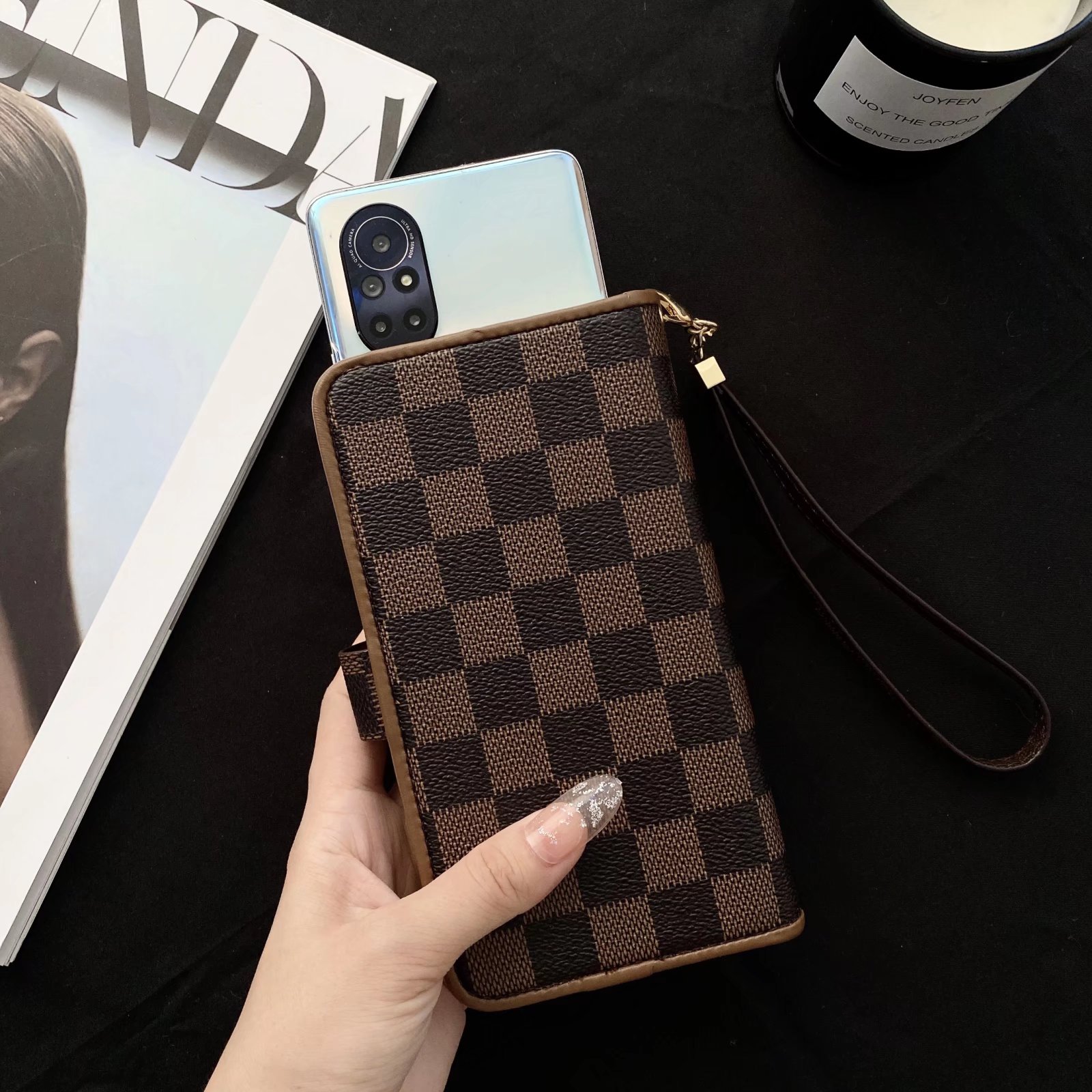 LV $21 gallery