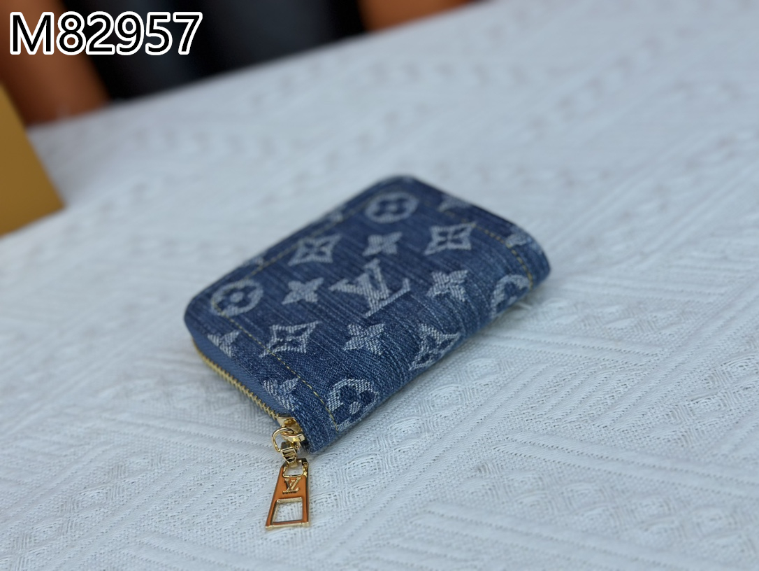 LV $22 gallery