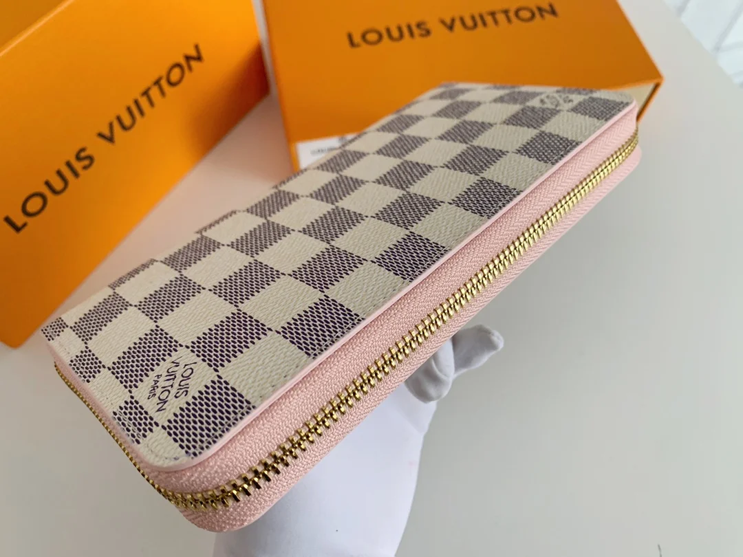 LV $22 gallery