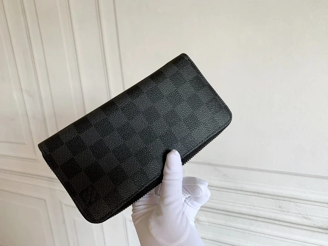 LV $22 gallery