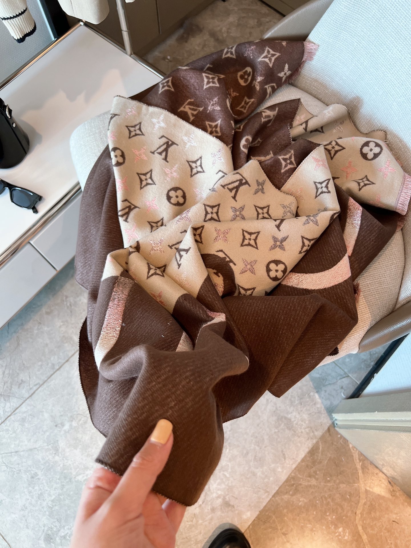 LV $22 gallery