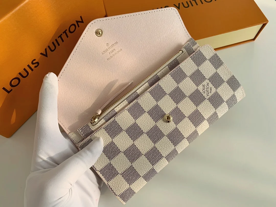 LV $22 gallery