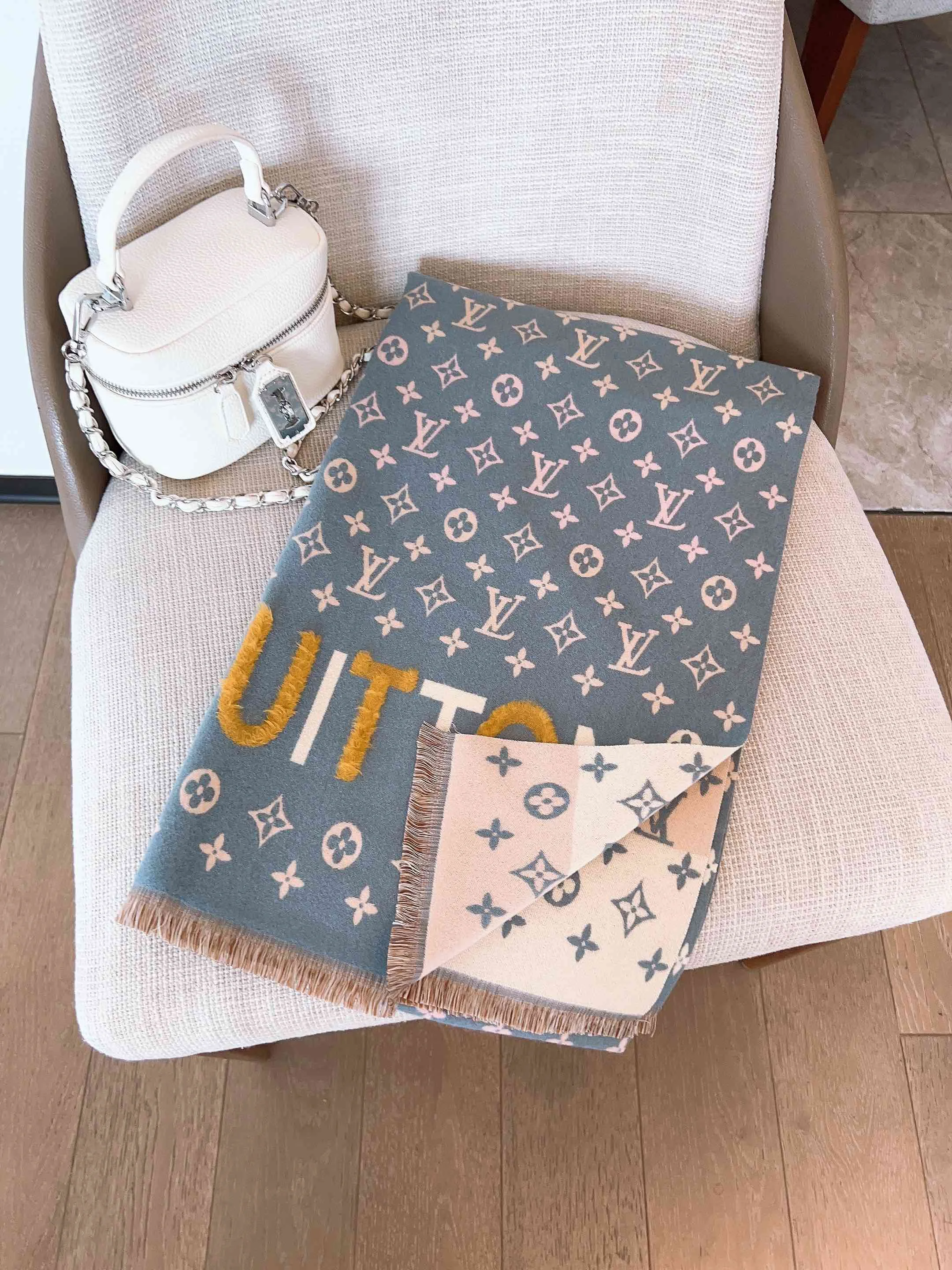 LV $22 gallery