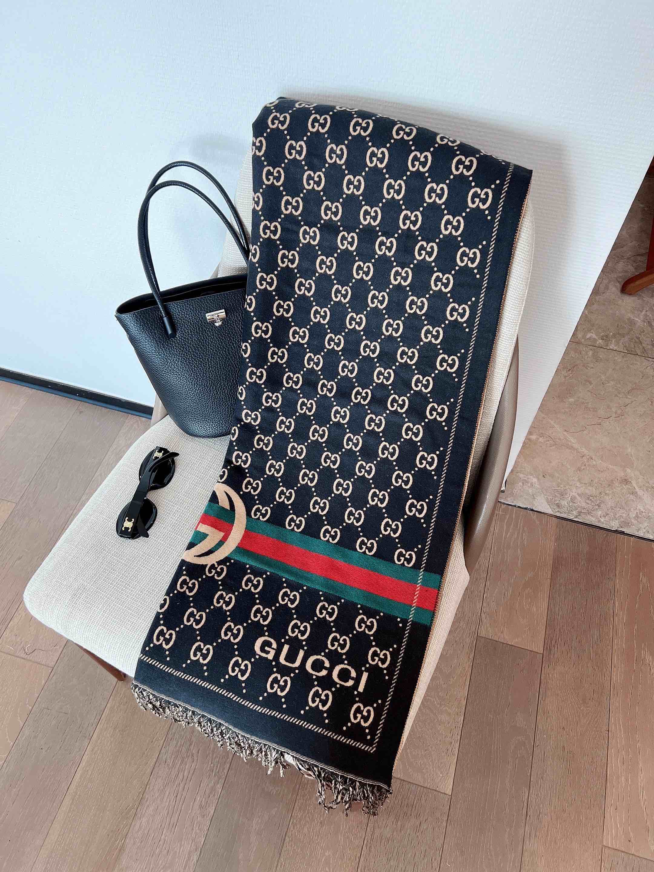 LV $23 gallery