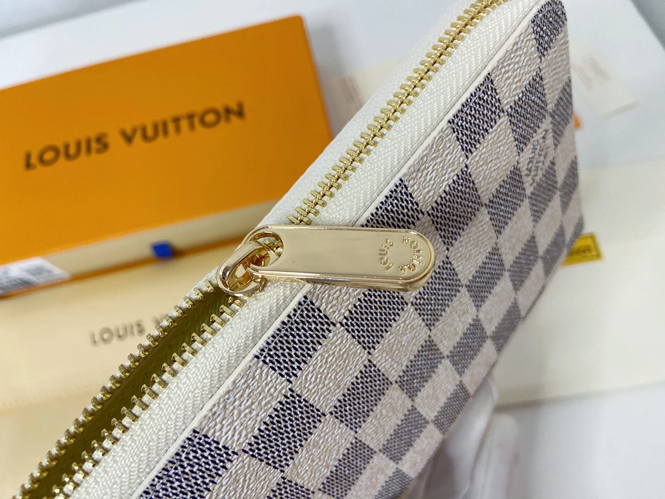 LV $25 gallery