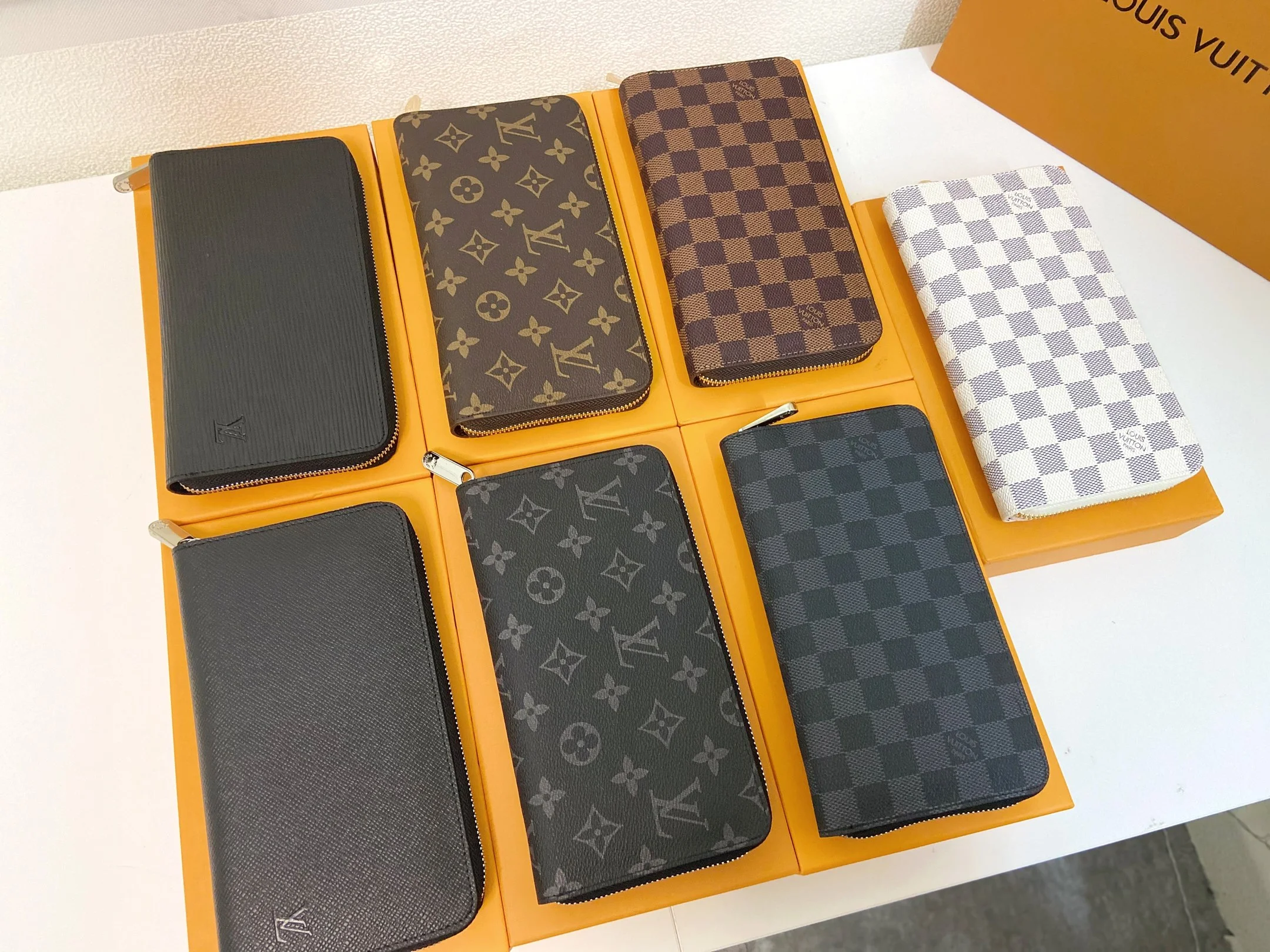 LV $25 gallery